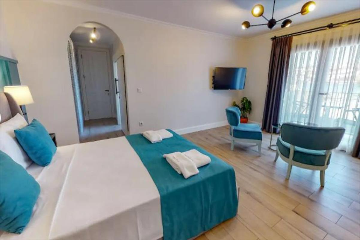 En az 2 yetişkin, En fazla 4 yetişkin veya 3 yetişkin + 1 çocuk.