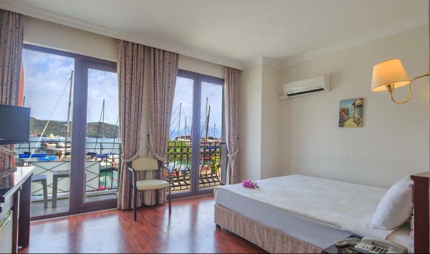 En fazla 3 yetişkin.