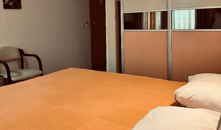 En fazla 2 yetişkin + 1 bebek (0-2 yaş).