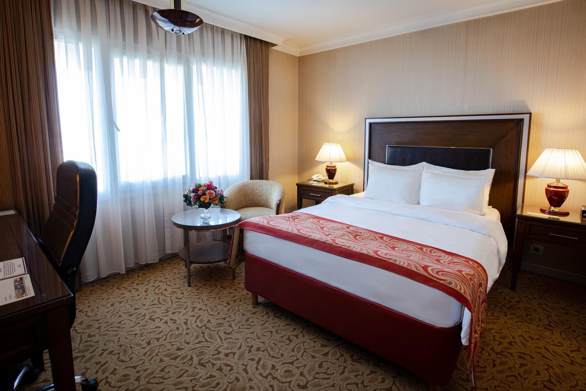 En fazla 2 yetişkin.