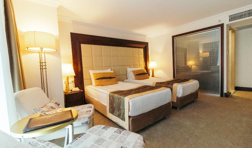 En fazla 2 yetişkin + 1 bebek (0-2 yaş) veya 1 yetişkin + 1 çocuk + 1 bebek (0-2 yaş).