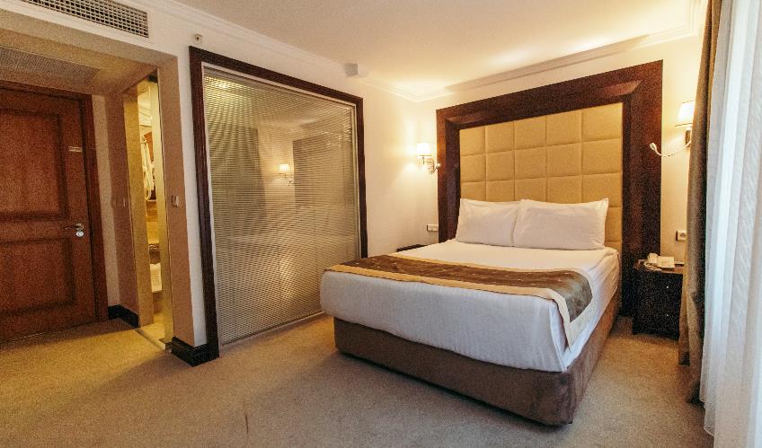 En fazla 2 yetişkin + 1 bebek (0-2 yaş) veya 1 yetişkin + 1 çocuk + 1 bebek (0-2 yaş).