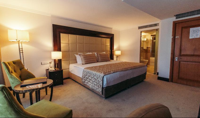 En fazla 2 yetişkin + 1 bebek (0-2 yaş).