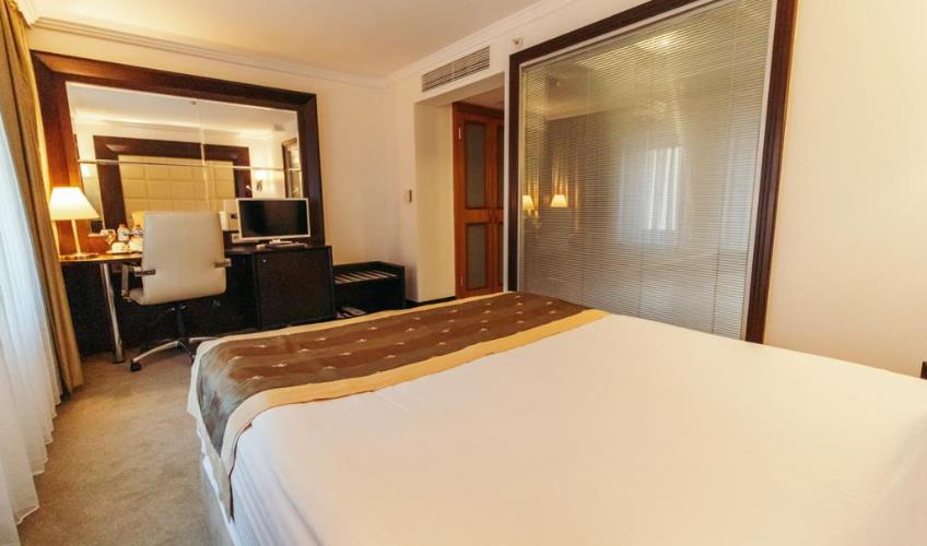 En fazla 1 yetişkin + 1 bebek (0-2 yaş).