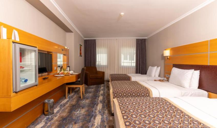 En fazla 3 yetişkin + 1 bebek (0-2 yaş).