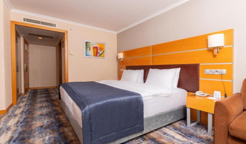 En fazla 1 yetişkin + 1 bebek (0-2 yaş).