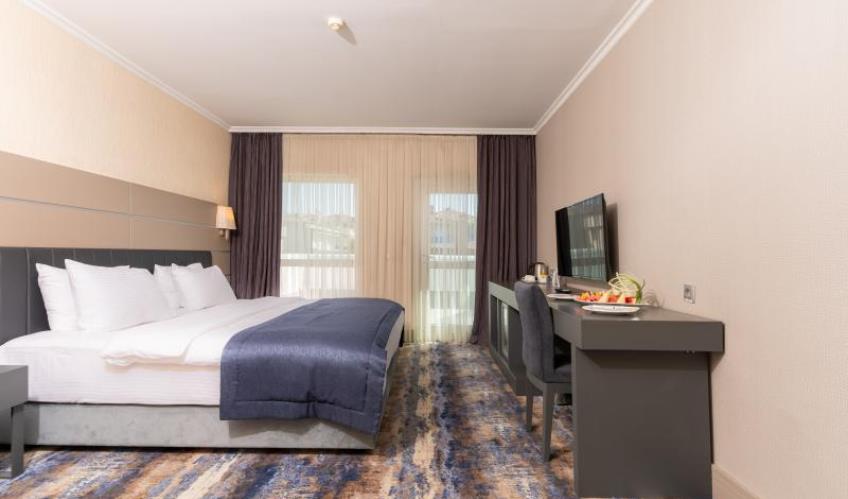 En az 2 yetişkin, En fazla 2 yetişkin + 1 bebek (0-2 yaş).