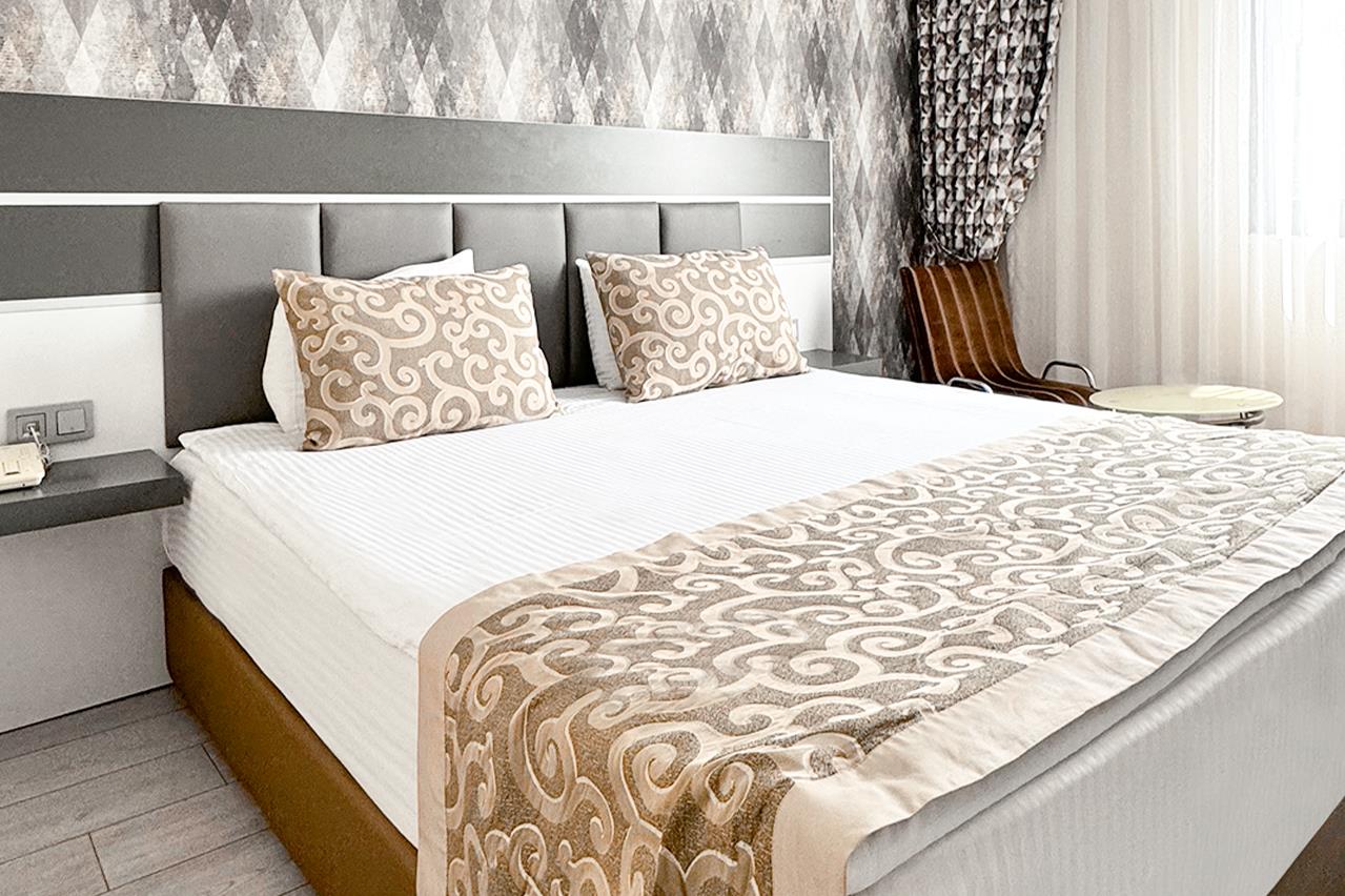 En fazla 2 yetişkin + 1 bebek (0-2 yaş).