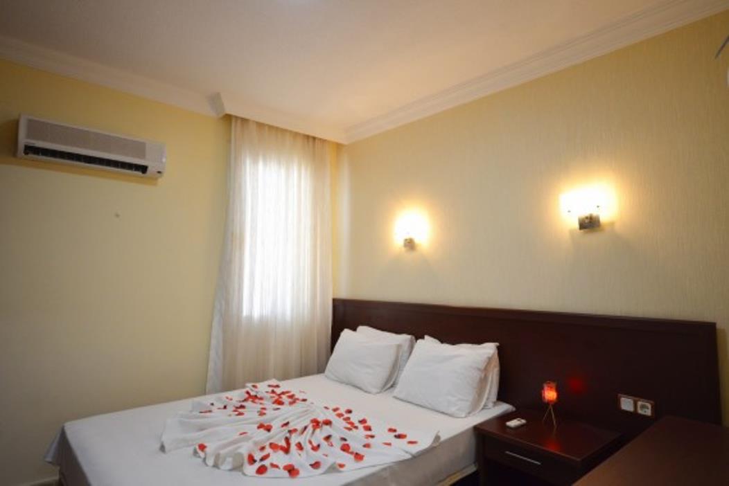 En az 3 yetişkin, En fazla 4 yetişkin veya 3 yetişkin + 1 çocuk.