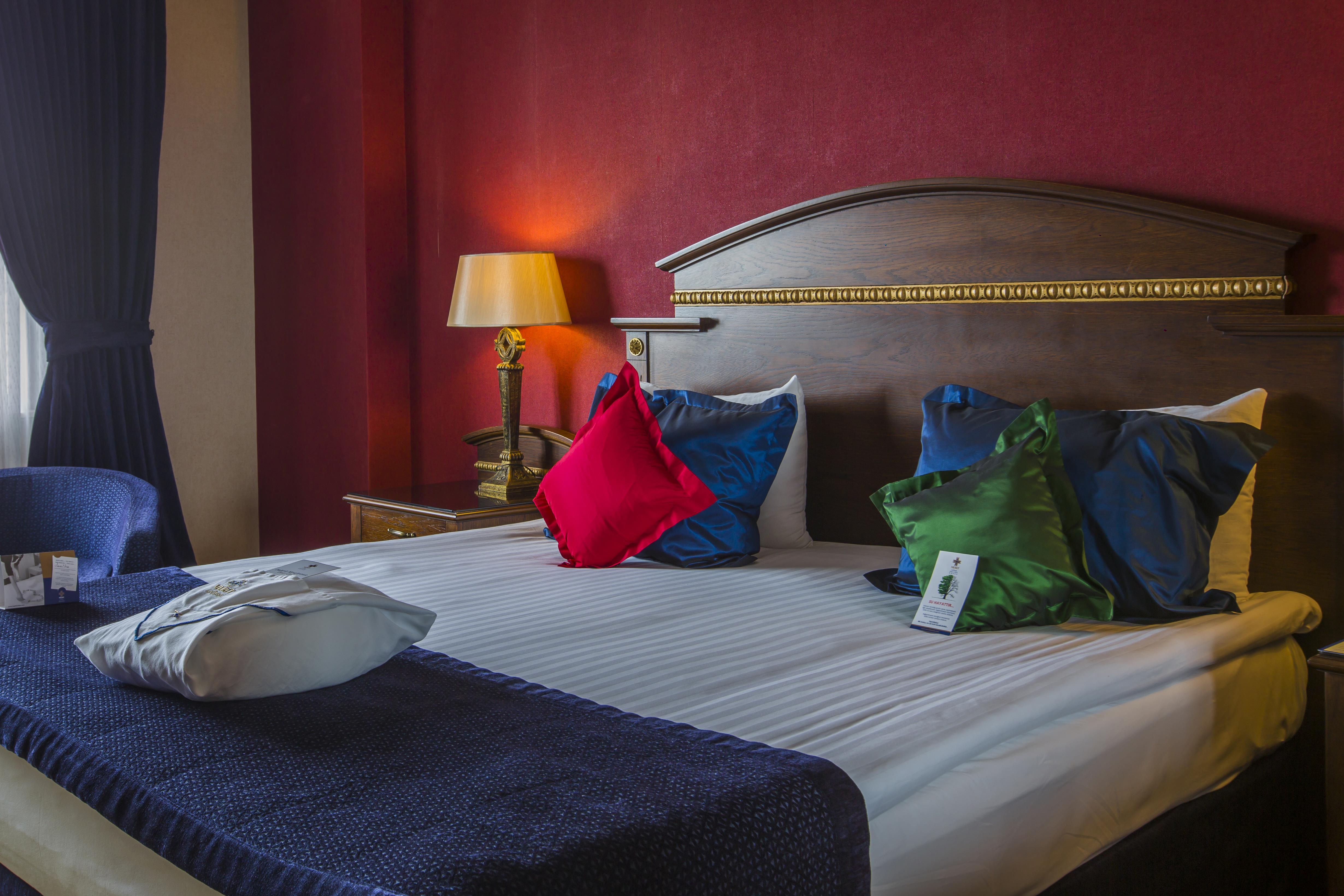 En fazla 3 yetişkin veya 2 yetişkin + 1 çocuk.