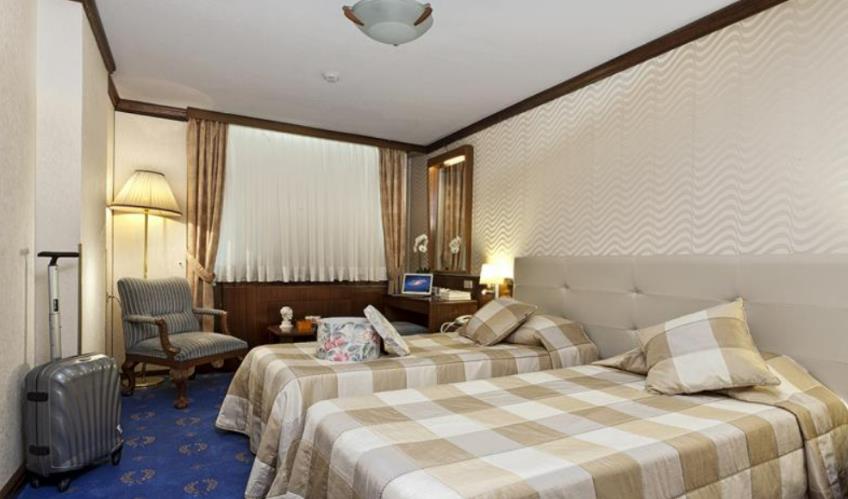 En fazla 2 yetişkin + 1 bebek (0-2 yaş).