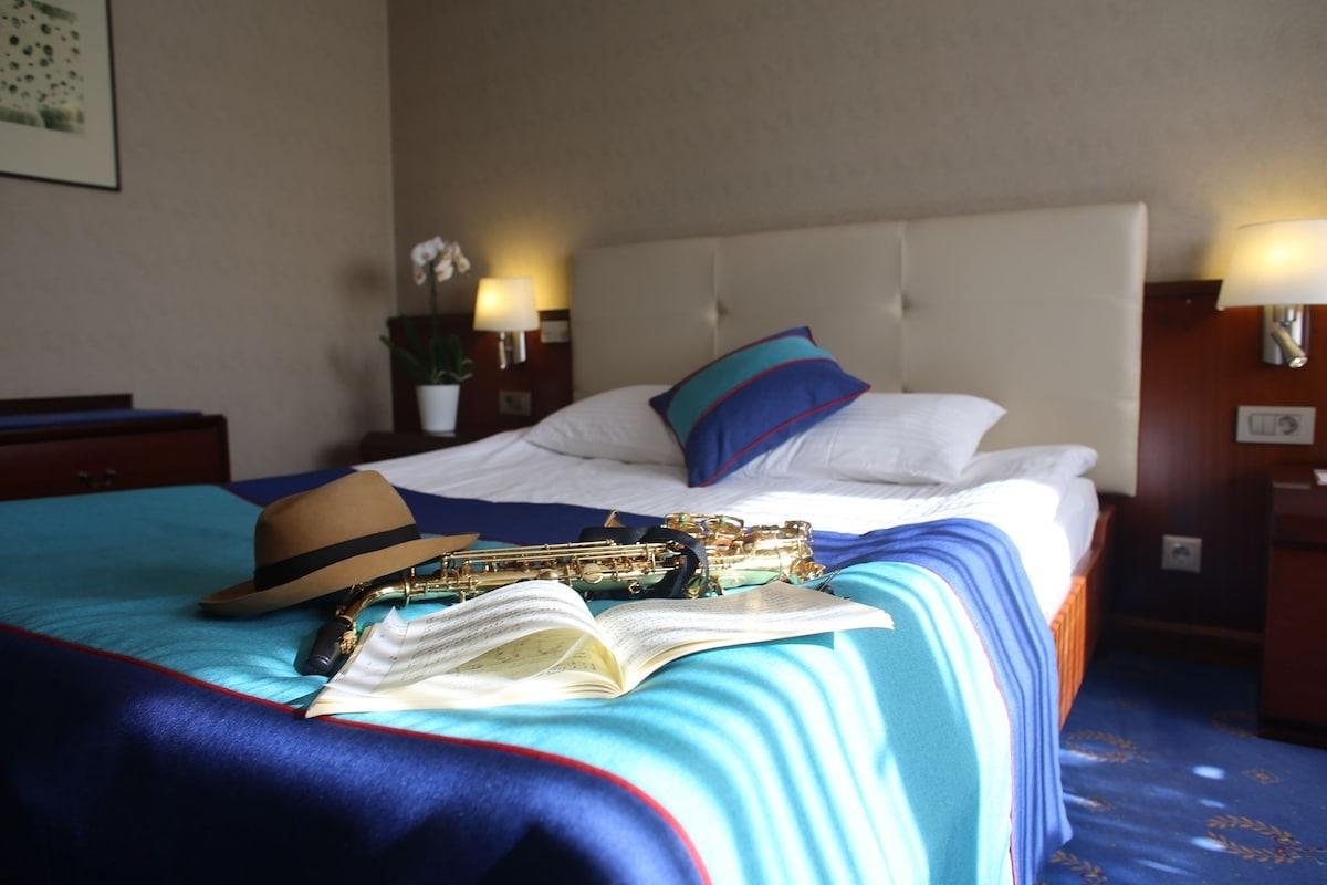 En fazla 3 yetişkin + 1 bebek (0-2 yaş).