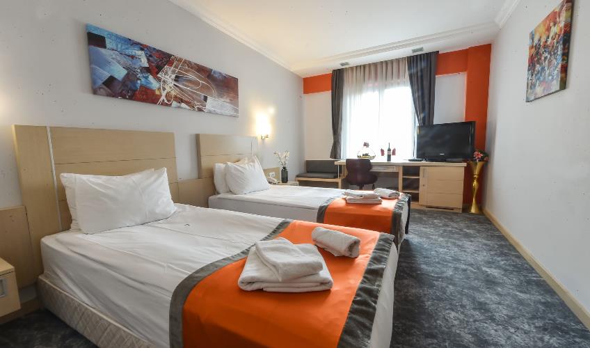 En fazla 2 yetişkin.