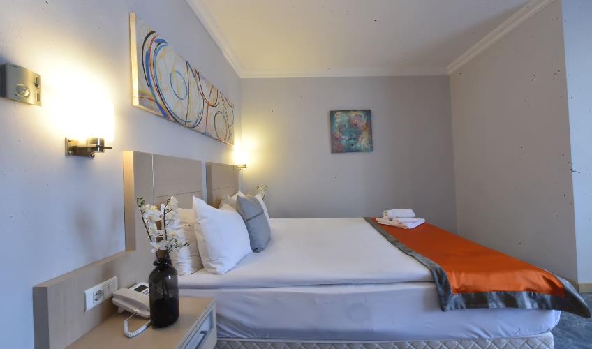 En fazla 2 yetişkin.