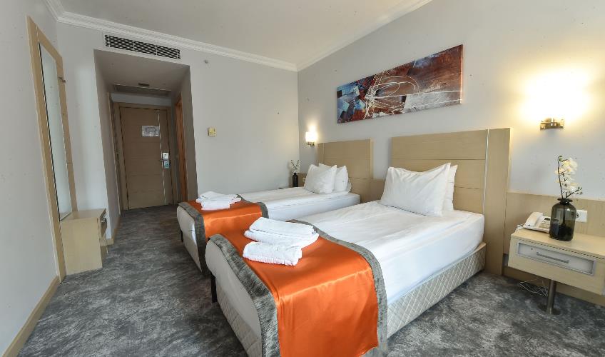 En fazla 3 yetişkin.