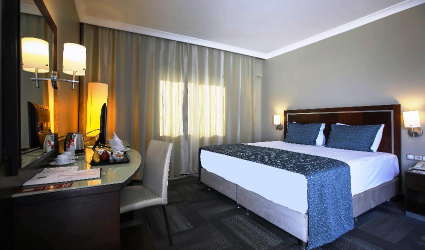 En fazla 2 yetişkin + 1 bebek (0-2 yaş) veya 1 yetişkin + 1 çocuk + 1 bebek (0-2 yaş).