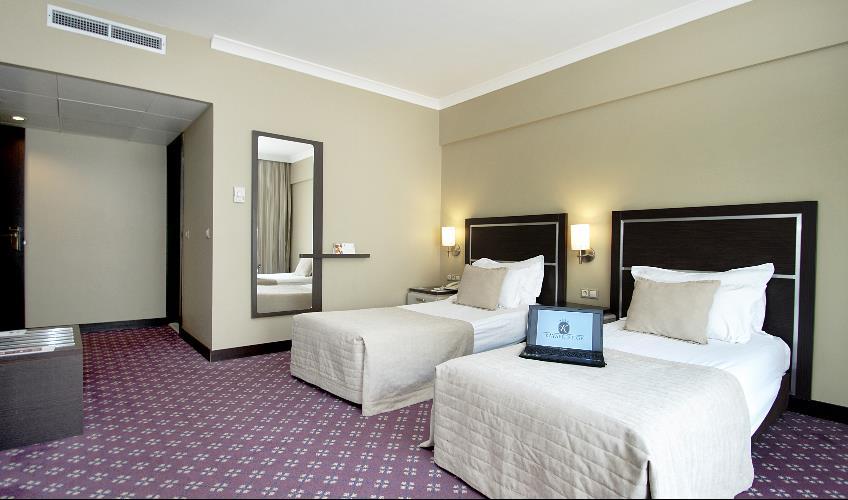 En fazla 2 yetişkin + 1 bebek (0-2 yaş) veya 1 yetişkin + 1 çocuk + 1 bebek (0-2 yaş).