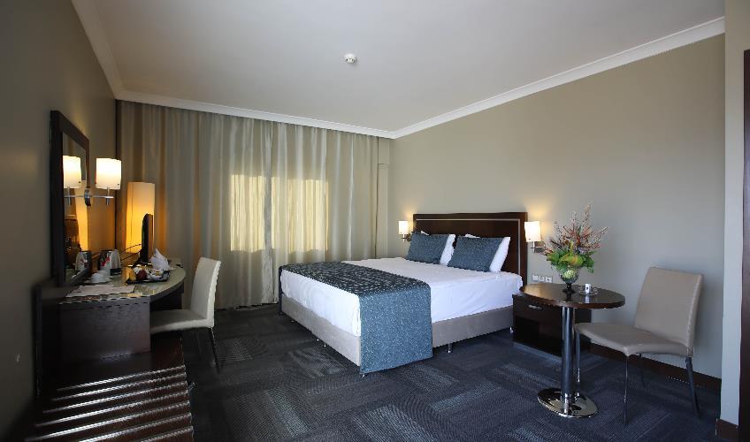 En fazla 2 yetişkin + 1 bebek (0-2 yaş) veya 1 yetişkin + 1 çocuk + 1 bebek (0-2 yaş).