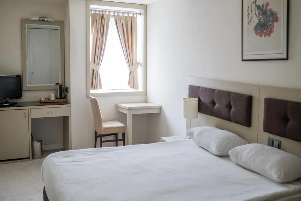 En fazla 3 yetişkin + 1 bebek (0-2 yaş).