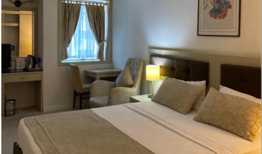 En fazla 3 yetişkin + 1 bebek (0-2 yaş).