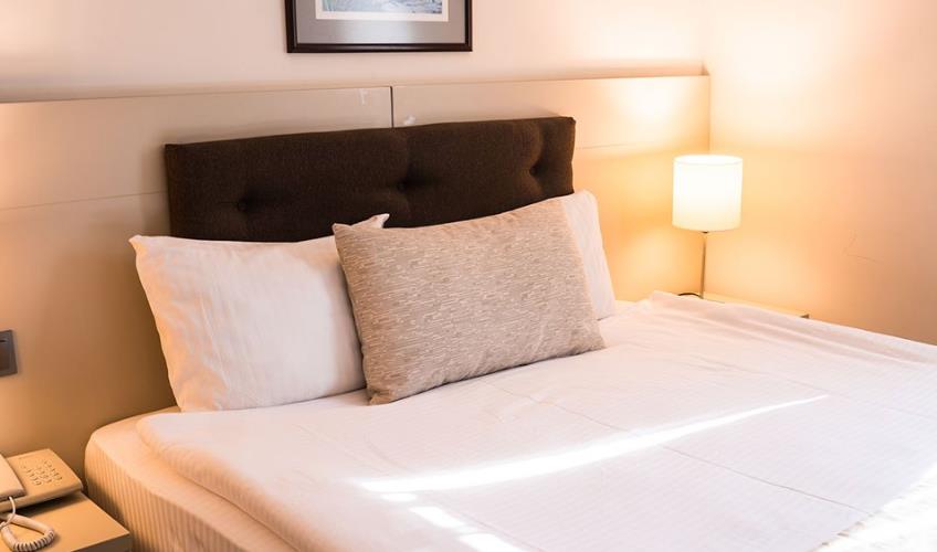 En fazla 2 yetişkin + 1 bebek (0-2 yaş).