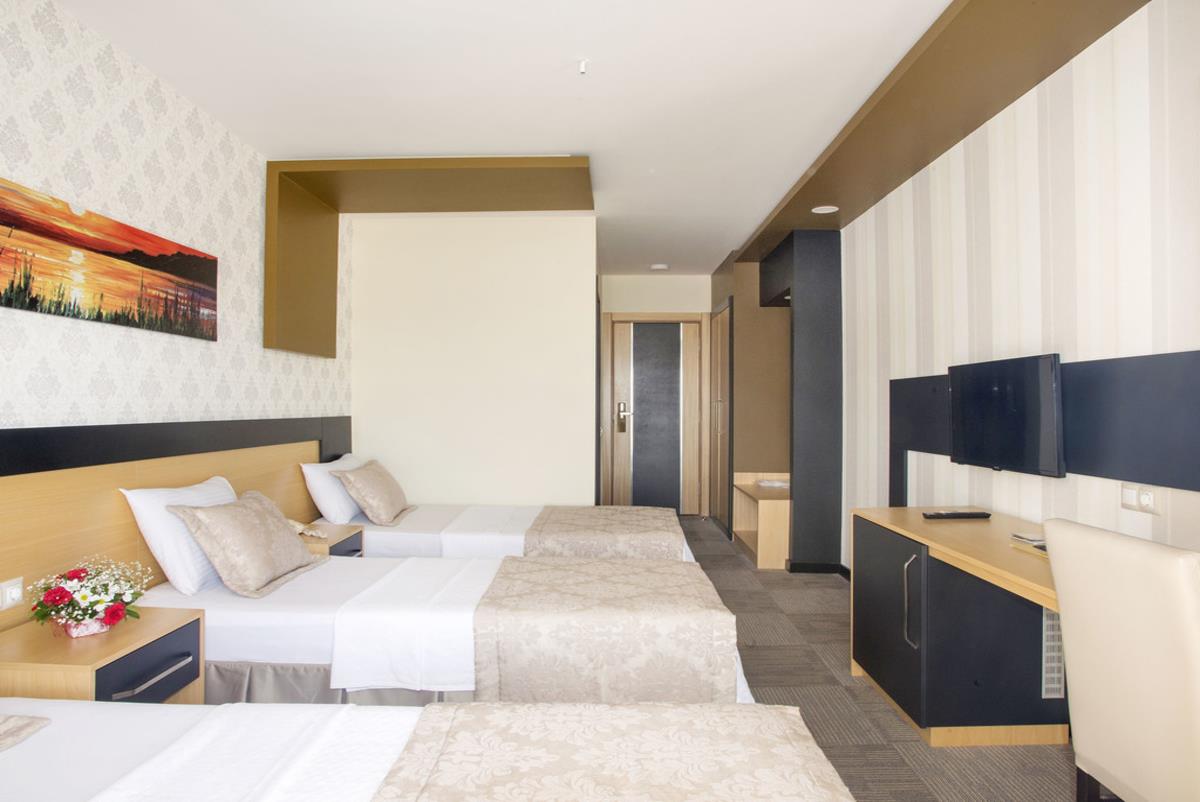 En fazla 3 yetişkin.