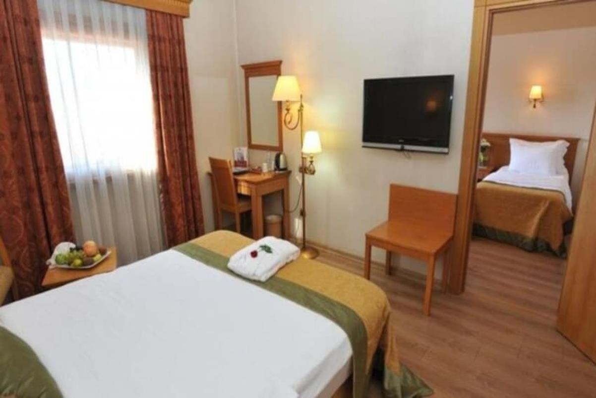 En fazla 2 yetişkin.