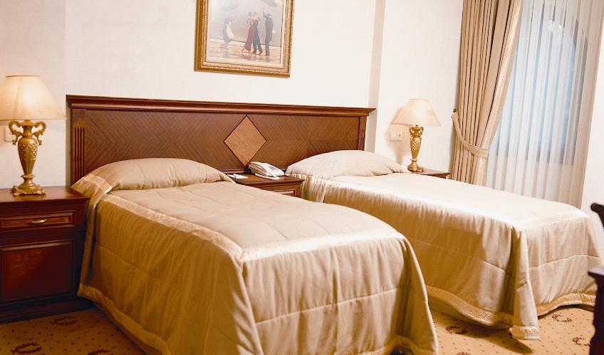 En fazla 3 yetişkin + 1 bebek (0-2 yaş) veya 2 yetişkin + 1 çocuk + 1 bebek (0-2 yaş).