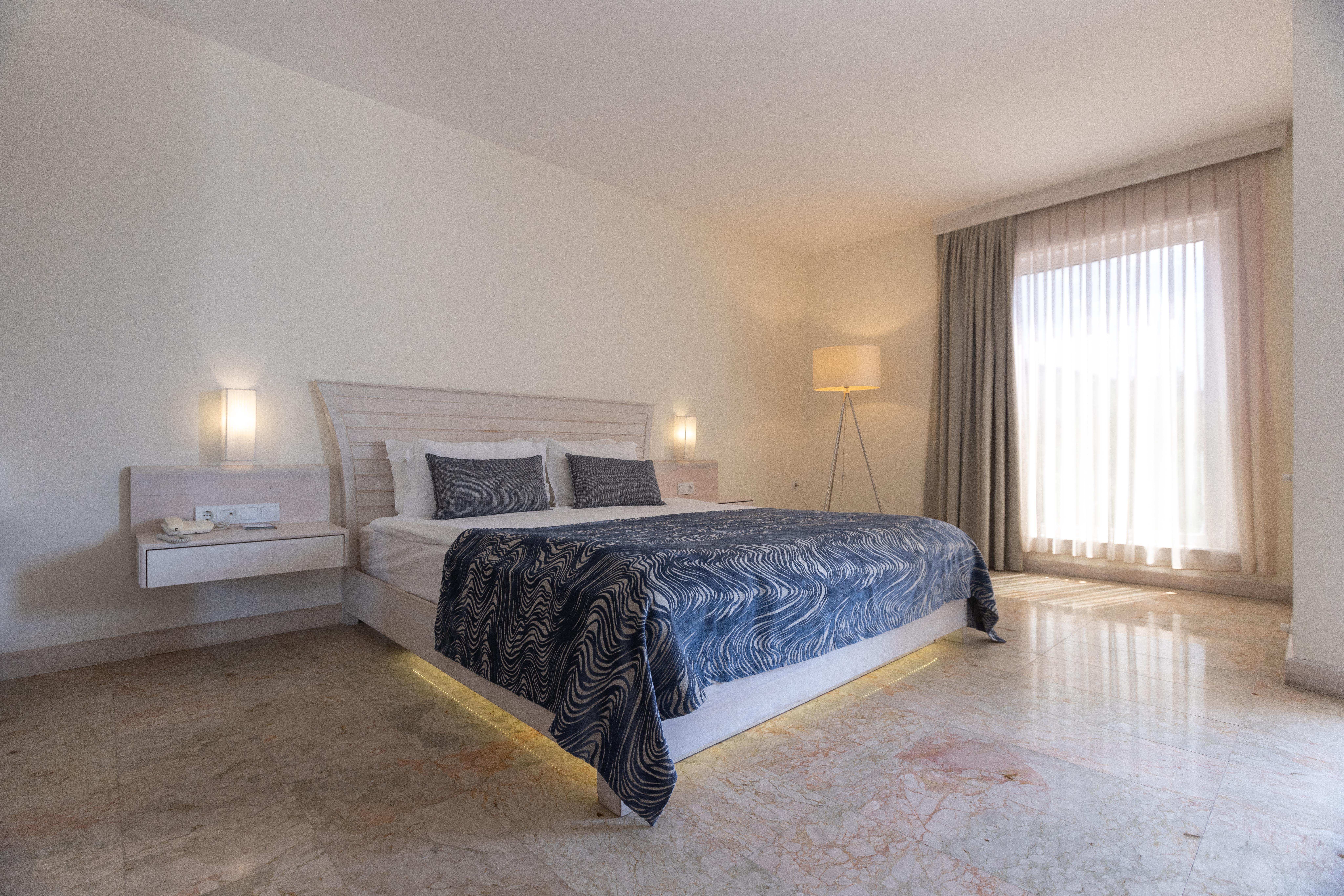 En fazla 3 yetişkin + 1 bebek (0-2 yaş).