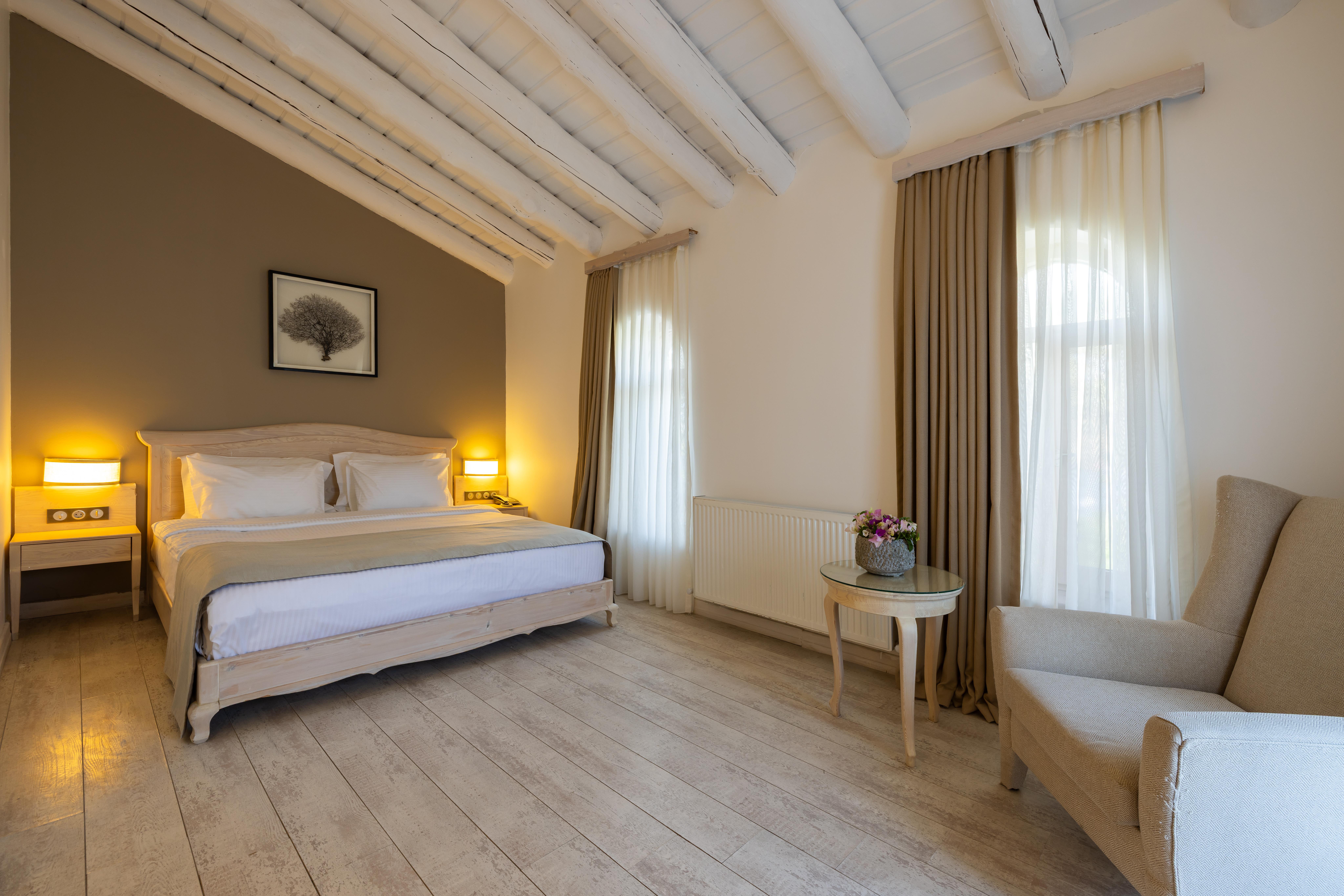 En fazla 4 yetişkin + 1 bebek (0-2 yaş).