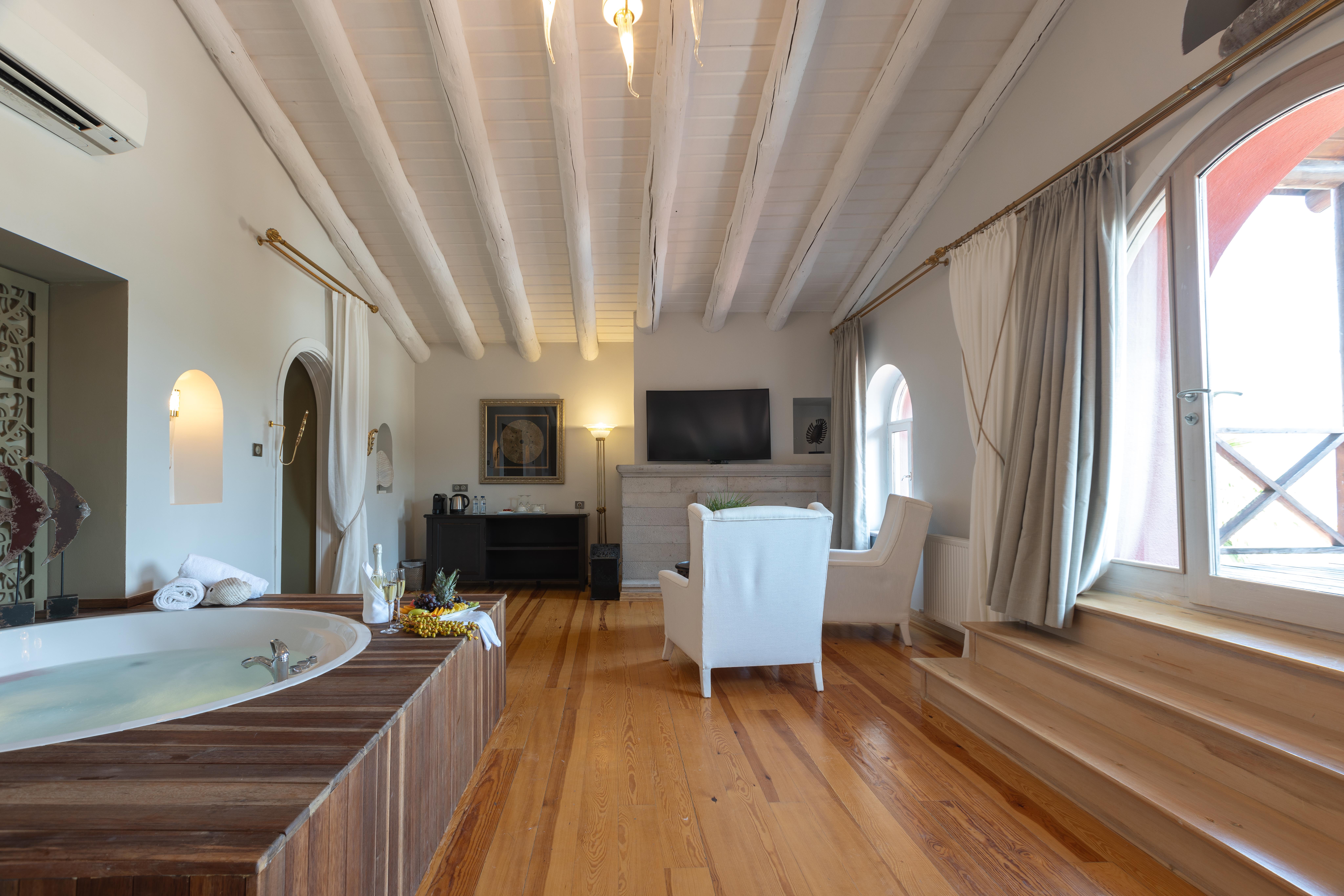 En fazla 2 yetişkin + 1 bebek (0-2 yaş).