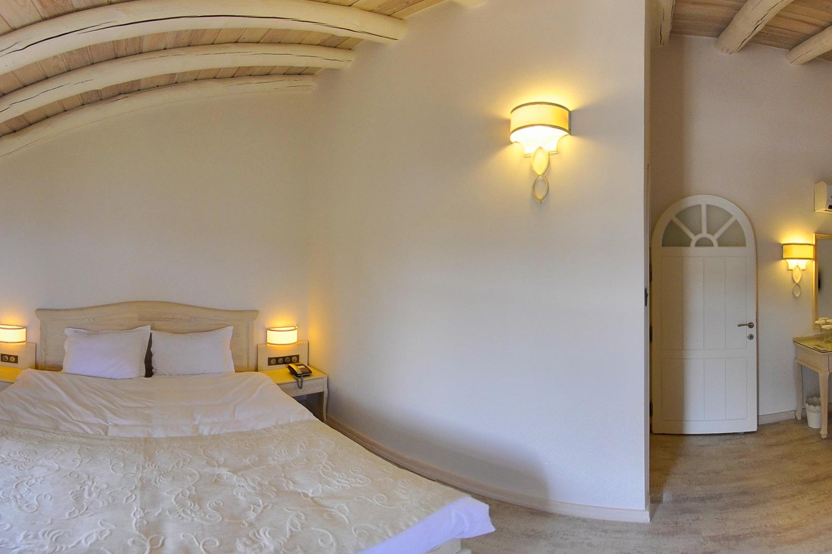 En fazla 2 yetişkin + 1 çocuk + 1 bebek (0-2 yaş) veya 1 yetişkin + 1 çocuk + 1 bebek (0-2 yaş).