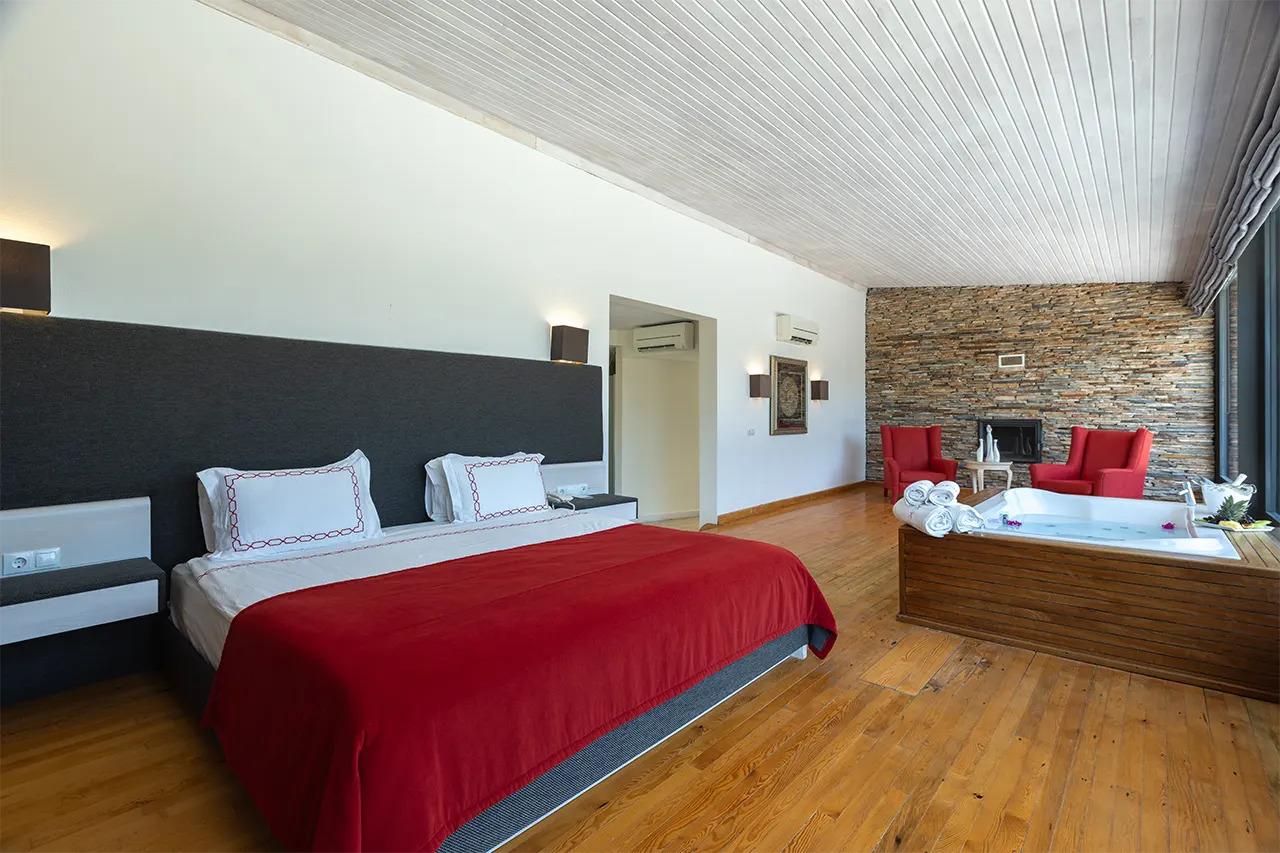 En az 2 yetişkin, En fazla 2 yetişkin + 1 çocuk.