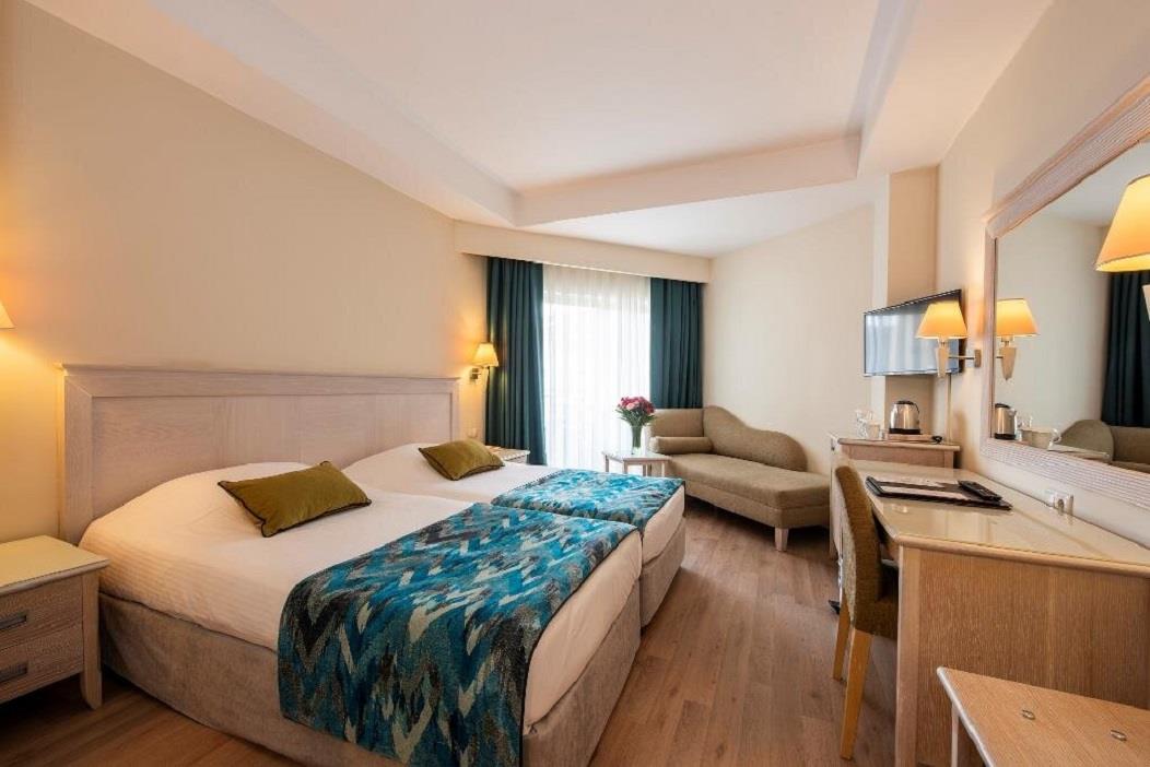 En fazla 3 yetişkin veya 2 yetişkin + 1 çocuk.