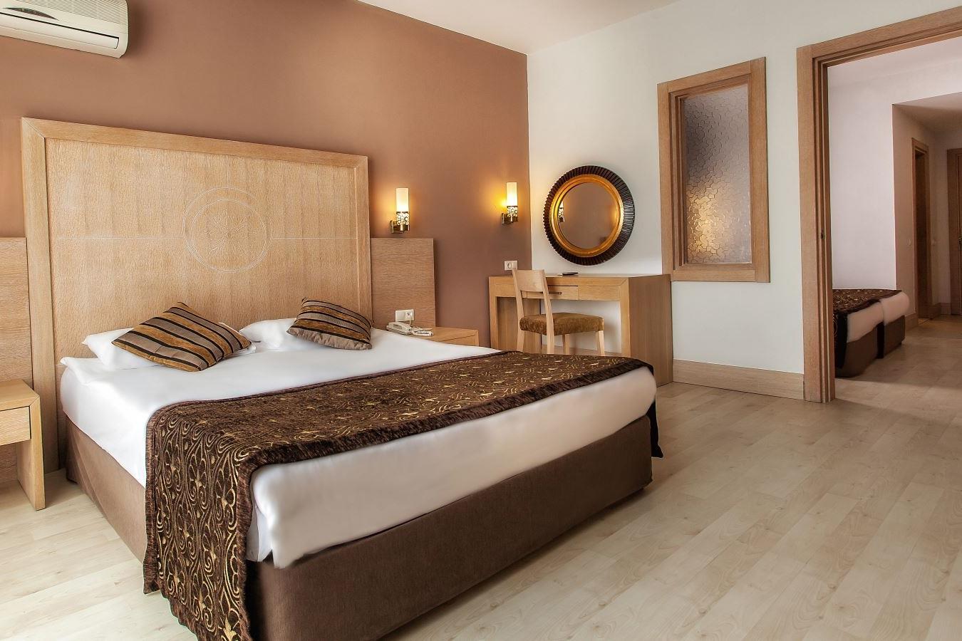 En az 3 yetişkin, En fazla 4 yetişkin + 1 çocuk veya 3 yetişkin + 2 çocuk.