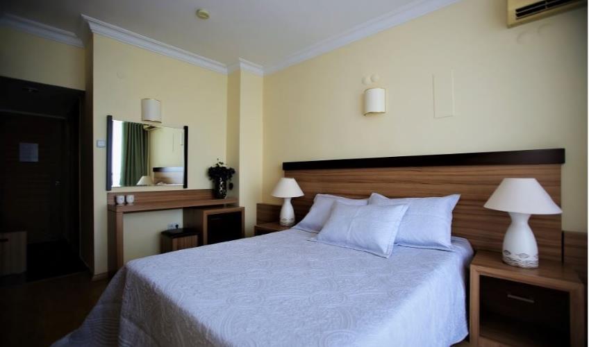 En az 2 yetişkin, En fazla 2 yetişkin + 1 bebek (0-2 yaş).