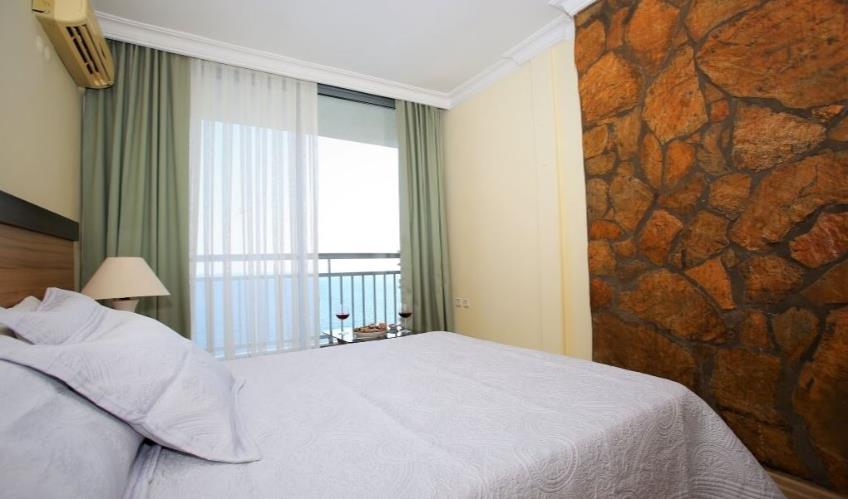 En fazla 1 yetişkin + 1 bebek (0-2 yaş).