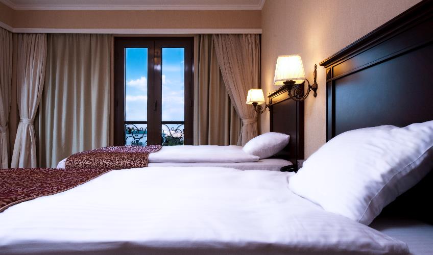 En az 2 yetişkin, En fazla 2 yetişkin + 1 bebek (0-2 yaş).