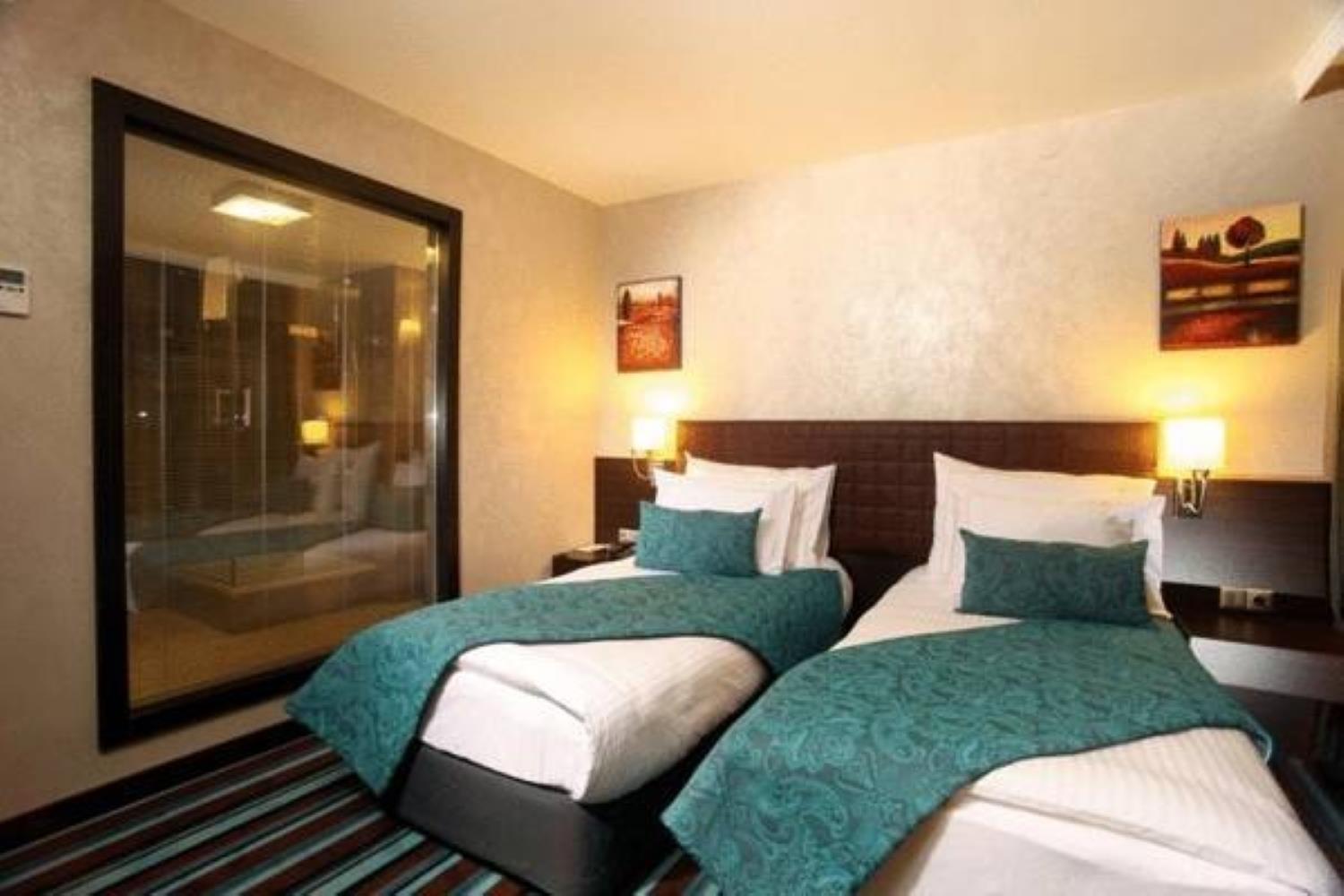 En az 2 yetişkin, En fazla 2 yetişkin.