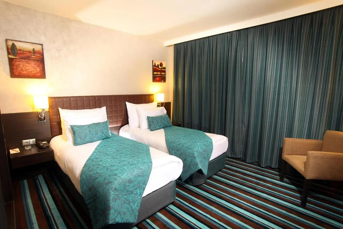 En az 2 yetişkin, En fazla 2 yetişkin.