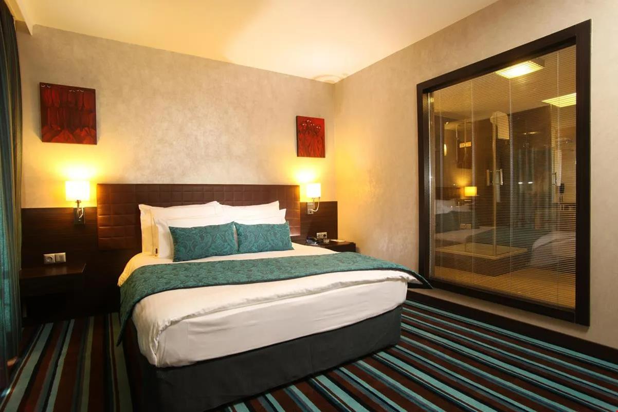 En fazla 1 yetişkin.