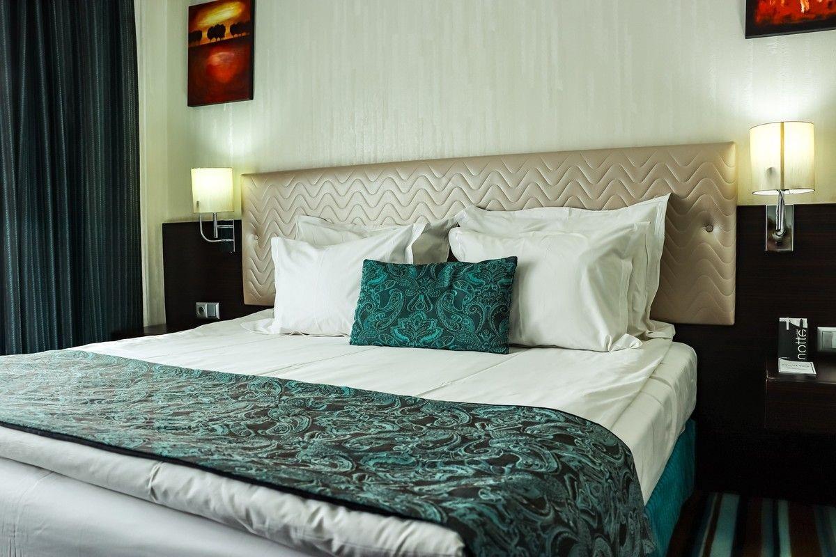 En fazla 2 yetişkin + 1 bebek (0-2 yaş) veya 1 yetişkin + 1 çocuk + 1 bebek (0-2 yaş).