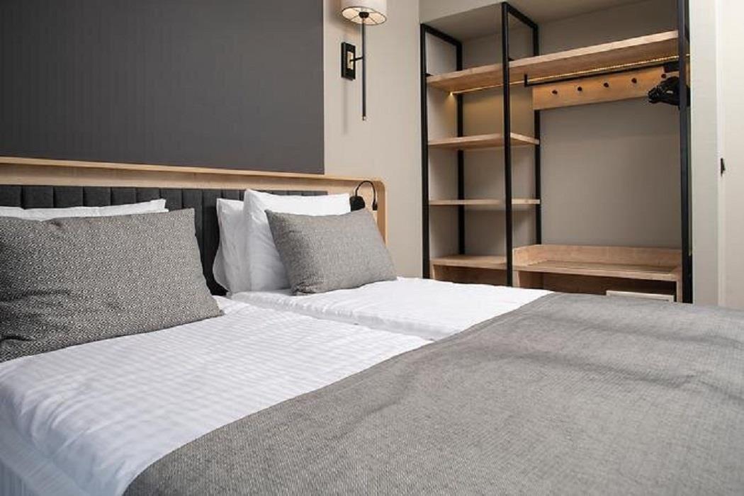 En az 3 yetişkin, En fazla 5 yetişkin veya 4 yetişkin + 1 çocuk.