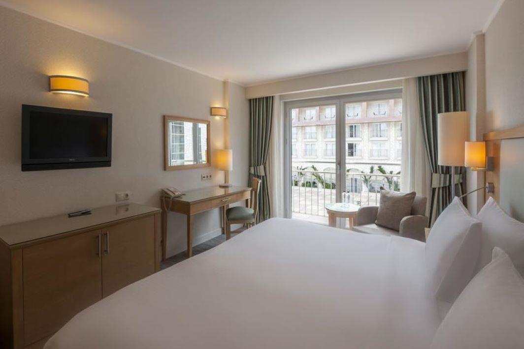 En fazla 3 yetişkin veya 2 yetişkin + 1 çocuk.