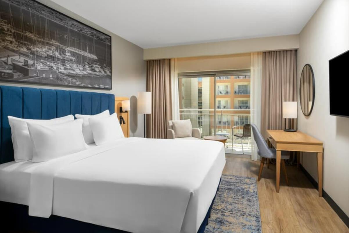 En fazla 3 yetişkin veya 2 yetişkin + 1 çocuk.