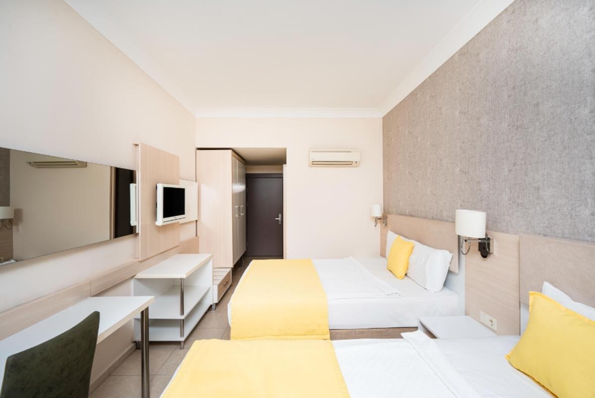 En fazla 3 yetişkin.