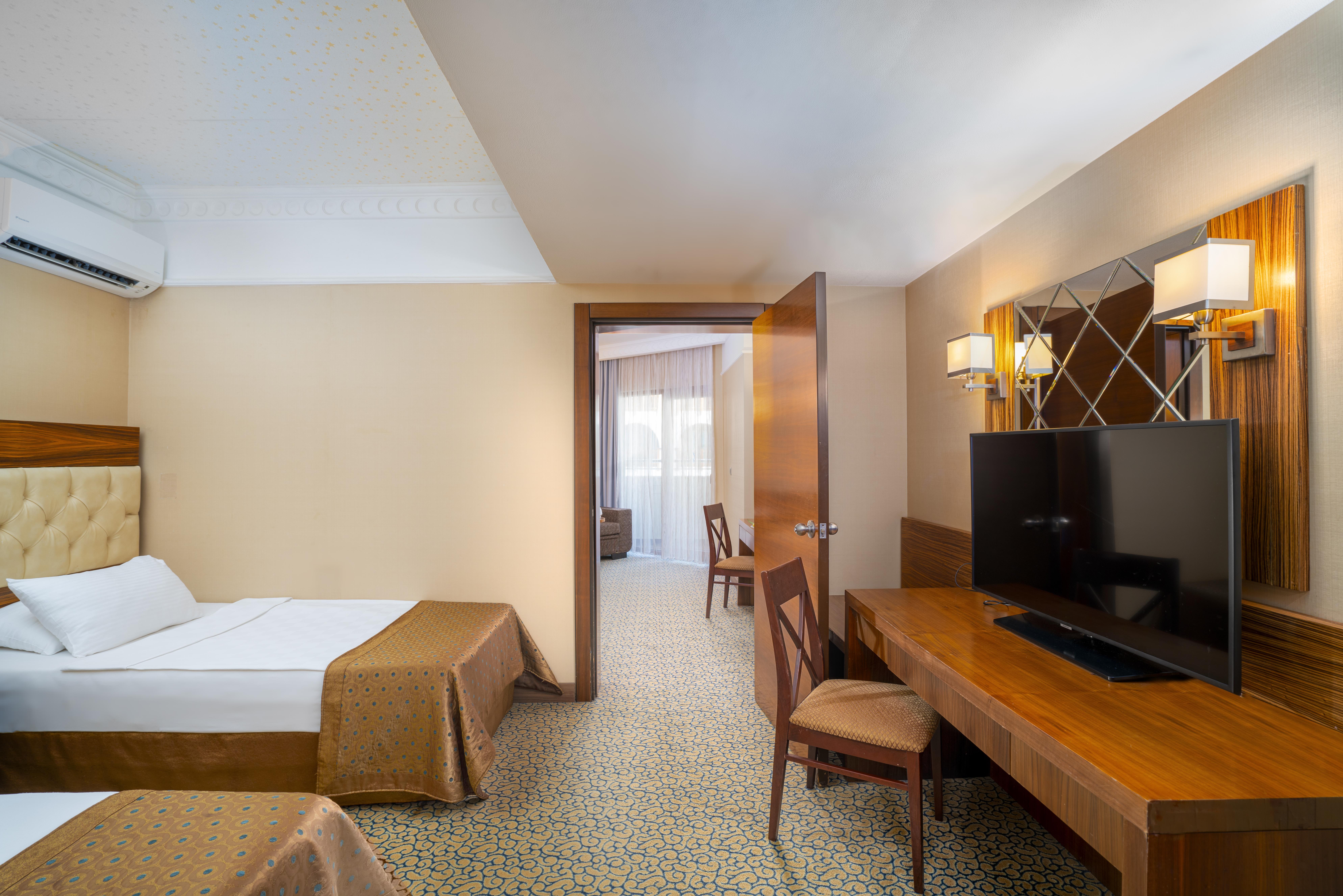 En az 3 yetişkin, En fazla 4 yetişkin veya 3 yetişkin + 2 çocuk.