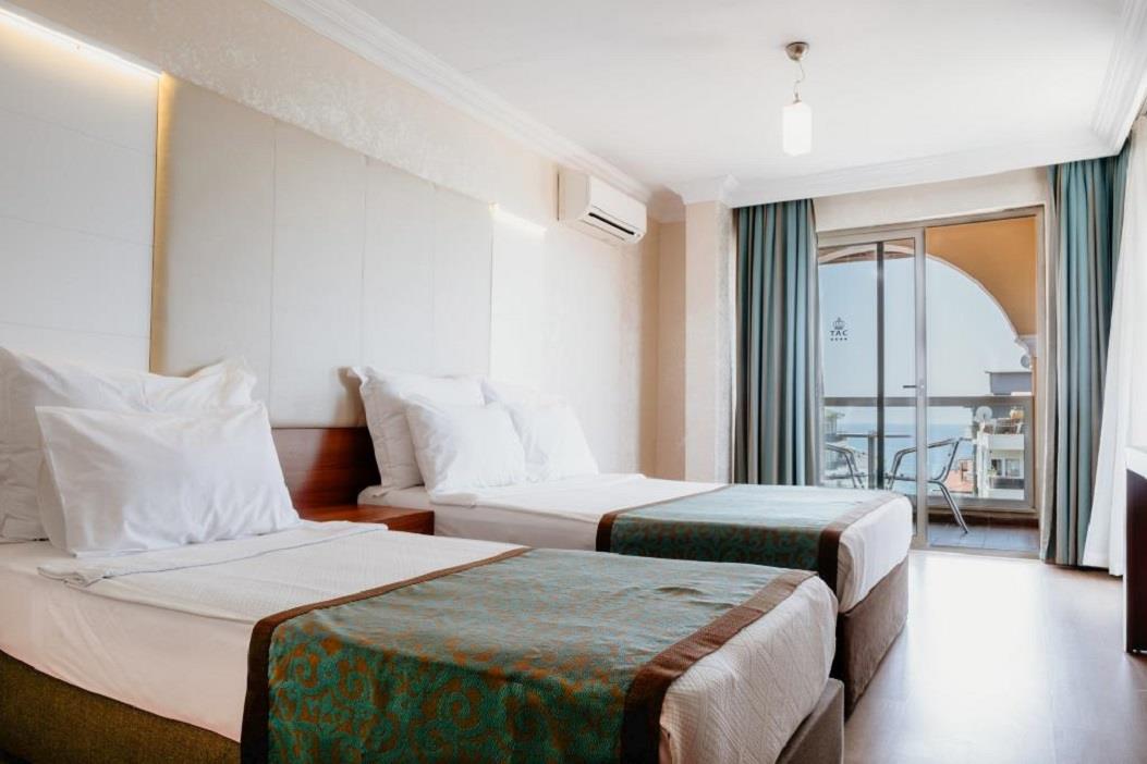 En fazla 3 yetişkin.