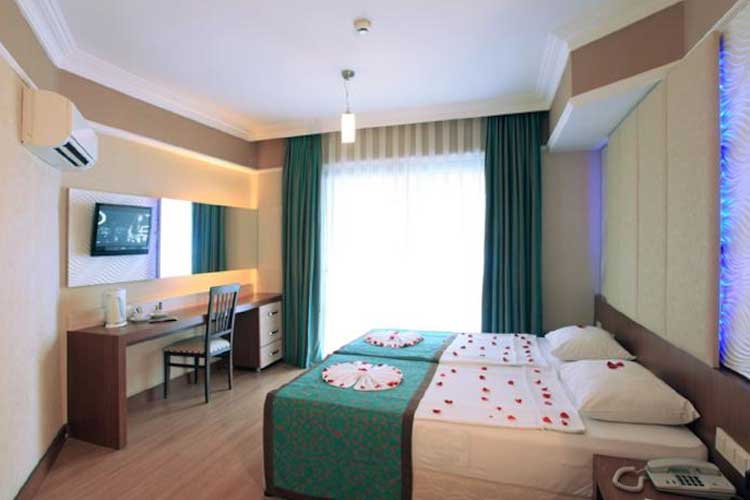 En fazla 3 yetişkin + 1 bebek (0-2 yaş) veya 2 yetişkin + 1 çocuk + 1 bebek (0-2 yaş).