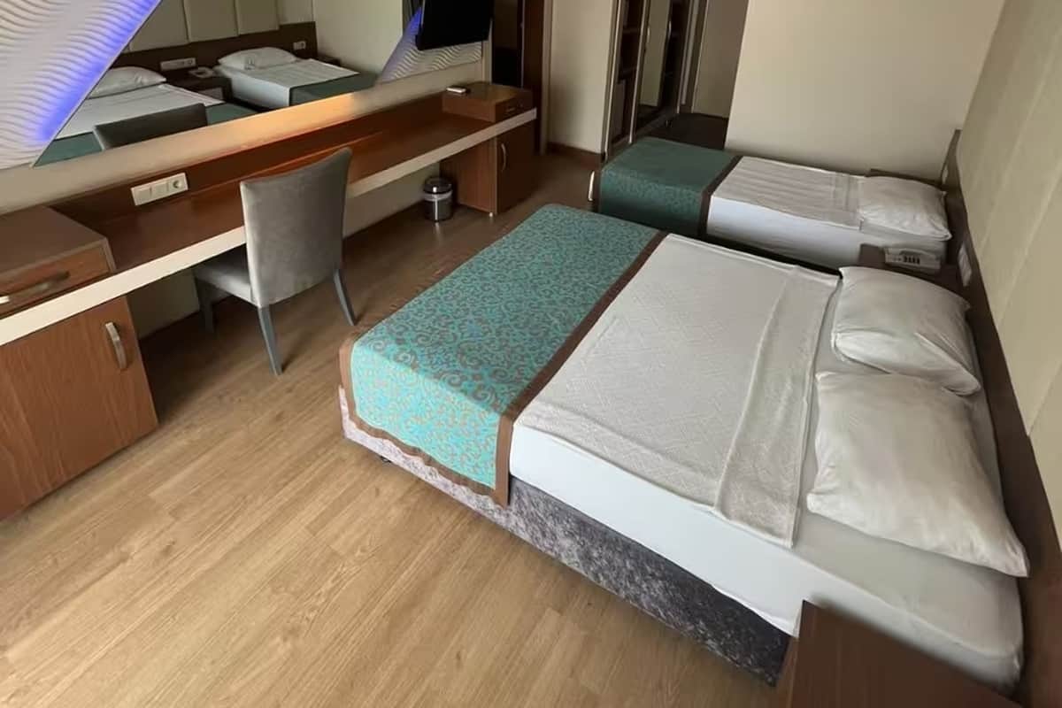 En az 2 yetişkin, En fazla 2 yetişkin + 2 çocuk.